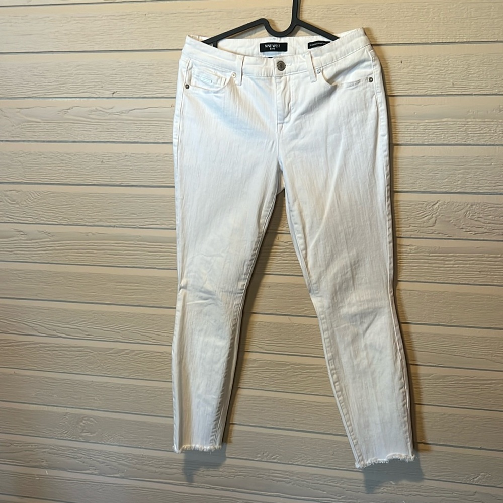 Nine West size 4 women’s Gramercy Skinny Ankle jeans in white.
